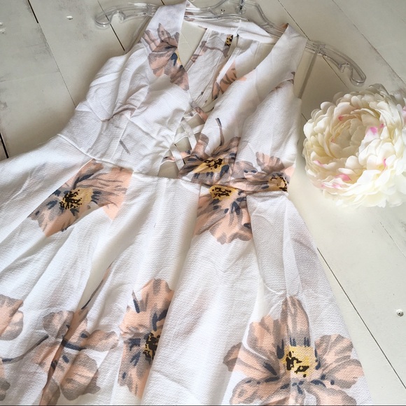 *CLEARANCE* Camile Ivory Floral Romper - Picture 2 of 8